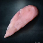 Rohes Hähnchenschnitzel aus deutscher Hähnchenbrust, fein geschnitten