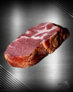 Rohes Kassler vom regionalen Duroc-Schwein, gleichmäßig gepökelt, hellrosa Farbe, feine Fettadern, naturbelassene Oberfläche.