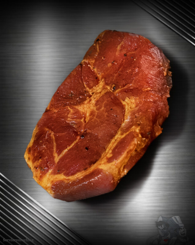 Rohes Duroc Schweinenackensteak mariniert mit feiner Marmorierung und pikanter Würzung auf neutralem Hintergrund.