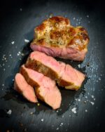 Steak de cou de porc mariné, issu de porcs Duroc régionaux (aux herbes) – Image 3