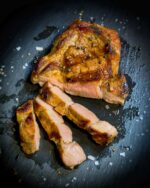 Schweinenackensteak mariniert vom regionalen Duroc-Schwein (pikant) – Bild 2