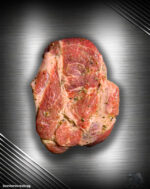 Schweinenackensteak mariniert vom regionalen Duroc Schwein mit sichtbarer Marmorierung und Kräutern im Rohzustand.