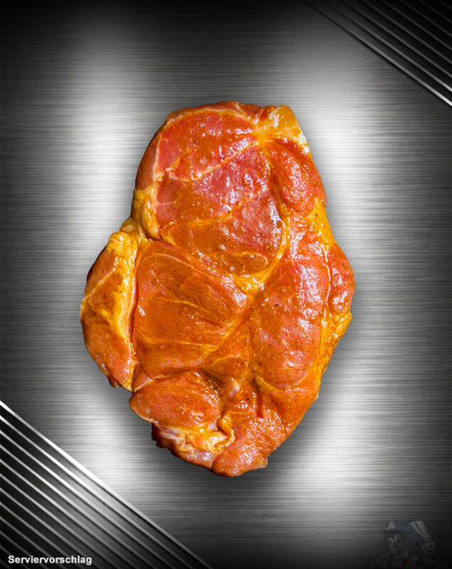 Rohes Duroc Schweinenackensteak mariniert mit feiner Marmorierung und pikanter Würzung auf neutralem Hintergrund.