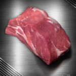 Duroc Schweinenacken ohne Knochen aus deutscher Regionalzucht im Rohzustand