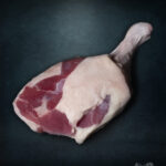 Barbarie Entenkeule (weiblich) roh aus Frankreich – edel präsentiert vor edlem dunkeln Hintergrund