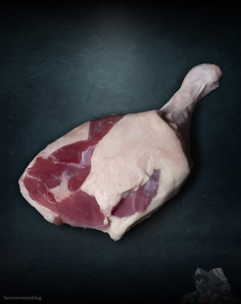 Barbarie Entenkeule (weiblich) roh aus Frankreich – edel präsentiert vor edlem dunkeln Hintergrund