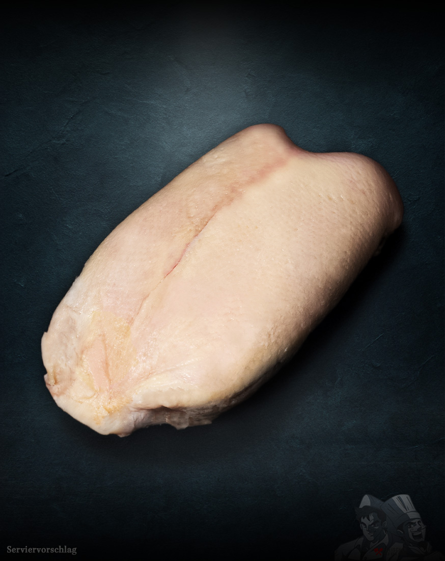 Gänsebrust aus Pommern – Extra-Qualität roh Roh geschnittene Gänsebrust aus Pommern in Extra-Qualität, feine Fleischstruktur, edel ausgeleuchtet vor metallischem Hintergrund