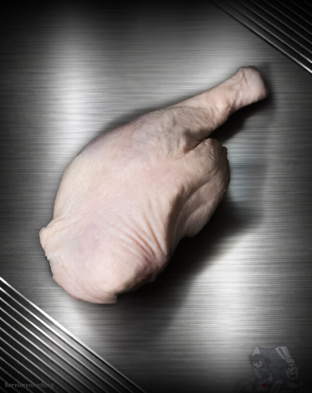 Gänsekeule aus Pommern roh, Premium-Geflügel edel inszeniert vor metallischem Hintergrund