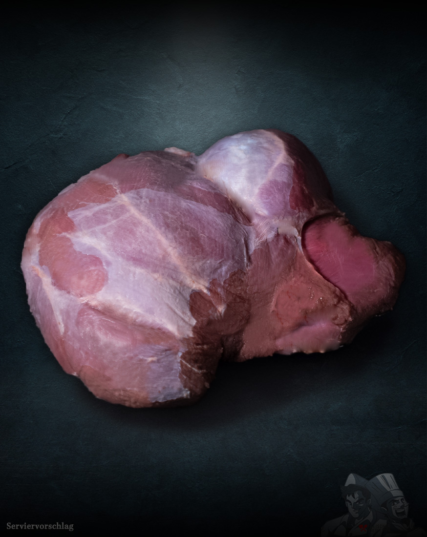 Hirschkeule ohne Knochen aus Pommern – Wildfleisch vom Rotwild Hirschkeule ohne Knochen aus Pommern – frisches Wildfleisch vom Rotwild roh präsentiert