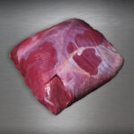 Rehkeule ohne Knochen aus Pommern, roh auf Edelstahlplatte