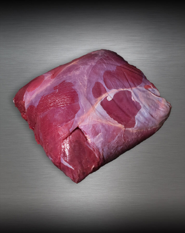 Rehkeule ohne Knochen aus Pommern, roh auf Edelstahlplatte