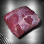 Rehkeule ohne Knochen aus Pommern, roh auf Edelstahlplatte