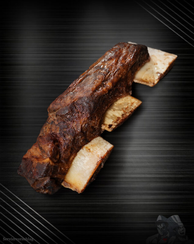 Sous vide Beef Short Ribs aus Pommern. Entdecke die Tiefe des Geschmacks und die unvergleichliche Zärtlichkeit unserer Sous-vide-Querrippen, stolz präsentiert mit Qualitätsgarantie aus der Region Pommern. Diese Delikatesse verbindet traditionelle Fleischkunst mit der Präzision moderner Gartechniken, um dir ein unvergessliches kulinarisches Erlebnis zu bieten.