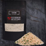 Tzatziki Dip in einer Schale mit Gurken und Dill