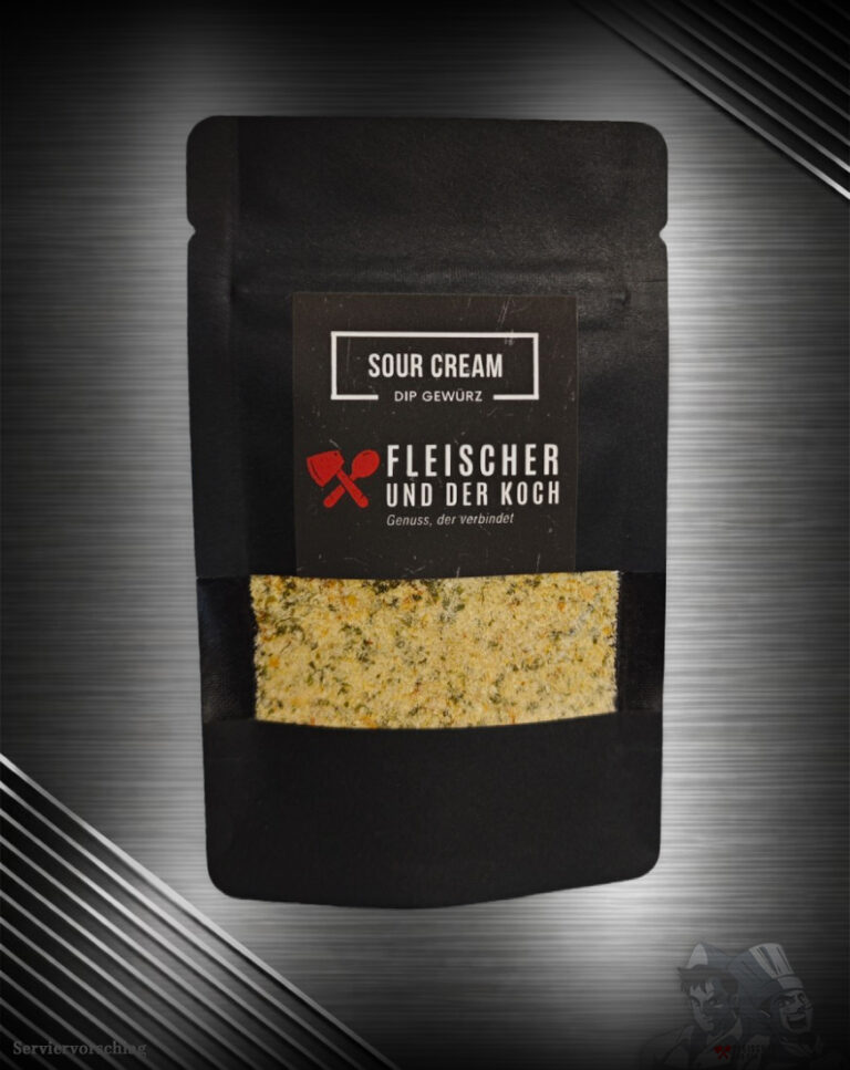 Sour Cream Onion Dip, umgeben von Kräutern und Zwiebelstücken