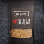 FuK Bama & Bark – Beef Rub Alabama in einer Schale, daneben ein saftiges Steak