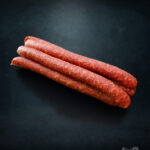 Knacker vom regionalen Duroc-Schwein im Naturdarm, mild gewürzt und heißgeräuchert