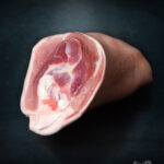 Schweinshaxe vom regionalen Duroc-Schwein, roh mit Schwarte