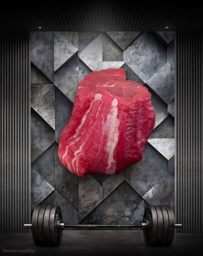 Athleten Kalbsfilet natur aus dem Fläming, fein pariert und roh auf dunklem Untergrund