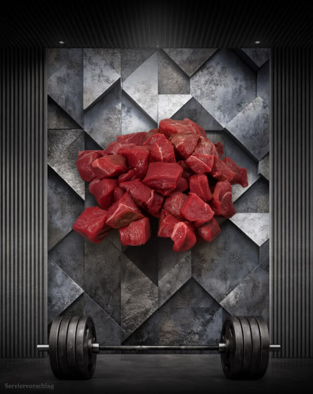 Athleten Rindergulasch aus Pommern, mager gewürfelt, roh auf dunklem Untergrund