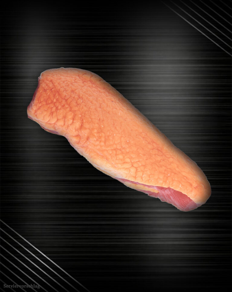 Fein geräucherte Barbarie Entenbrust, zart und elegant präsentiert.