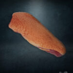 Fein geräucherte Barbarie Entenbrust, zart und elegant präsentiert.