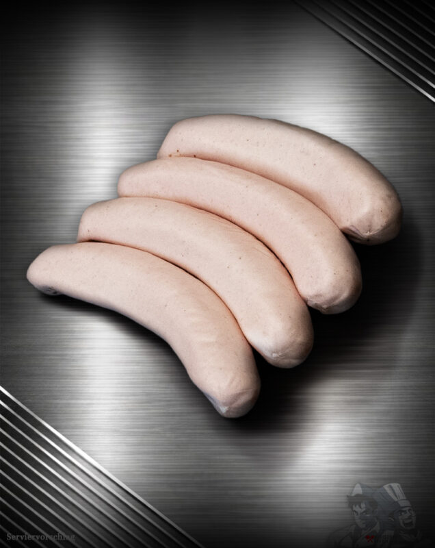 Saftige Berliner Currywurst mit Darm aus regionalem Schweinefleisch auf dunklem, edlem Untergrund