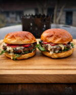 Premium Burger mit Haché Beef Burger Patty aus Frankreich vom Charolais-Rind, servierfertig