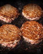 Premium Burger mit Haché Schweine-Burger Pattie aus Deutschland, servierfertig angerichtet