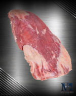 Michalski Flanksteak von der deutschen Weidefärse roh auf dunklem Untergrund