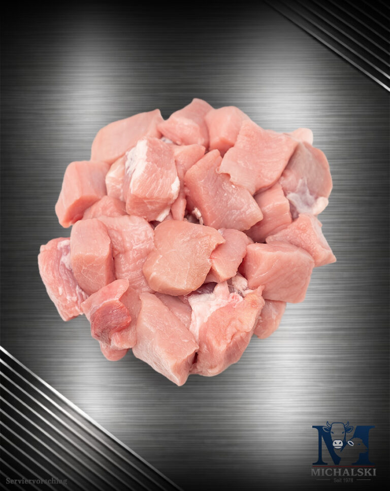 Saftig geschnittenes Michalski Schweinegulasch aus deutscher Herkunft im Rohzustand bei Fleische rund der Koch