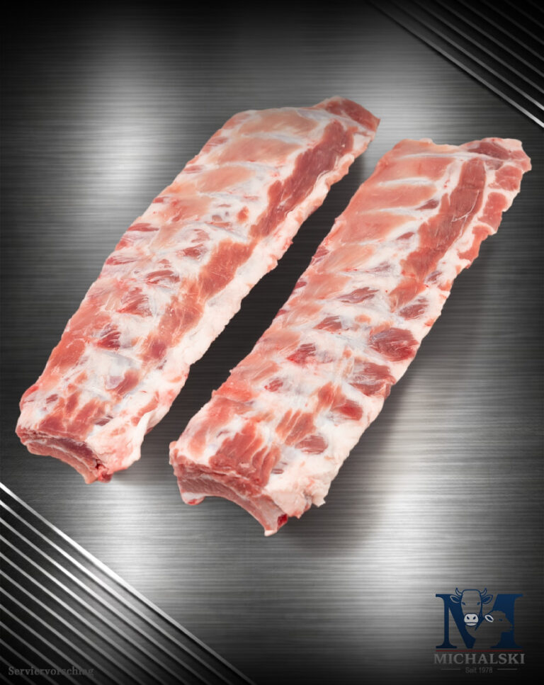Michalski Baby Back Ribs aus Deutschland im Rohzustand auf hochwertigem Hintergrund