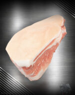 Schweinebauch vom regionalen Strohschwein roh mit Schwarte auf hellem Hintergrund