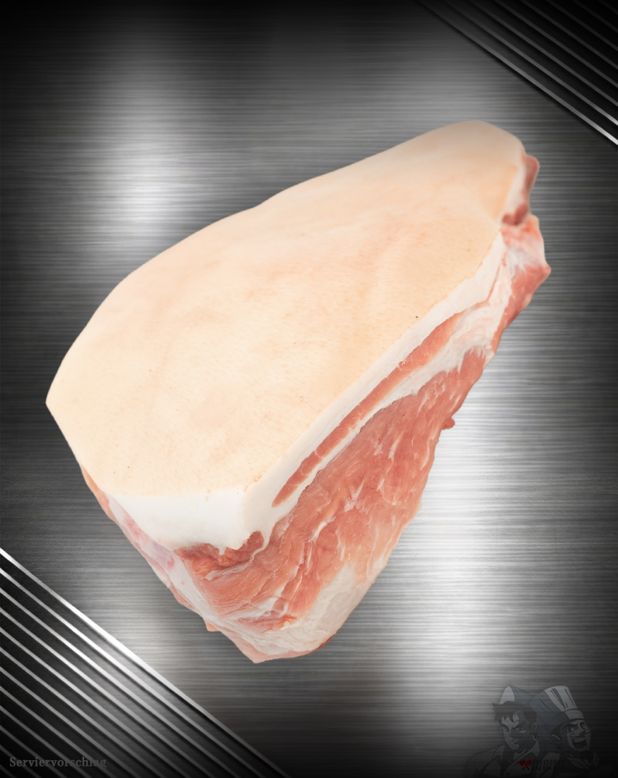 Schweinebauch vom regionalen Strohschwein aus der Region Schweinebauch vom regionalen Strohschwein roh mit Schwarte auf hellem Hintergrund