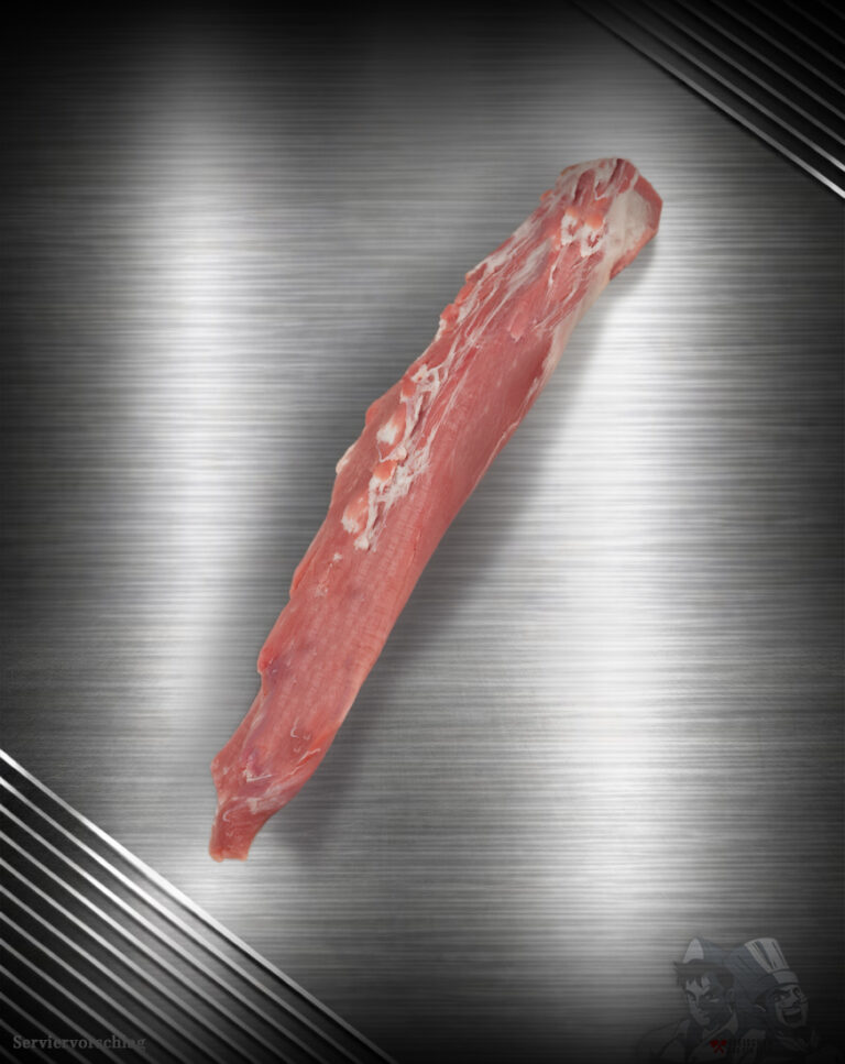 Rohes Filet vom regionalen Strohschwein mit feiner Faser auf neutralem Hintergrund