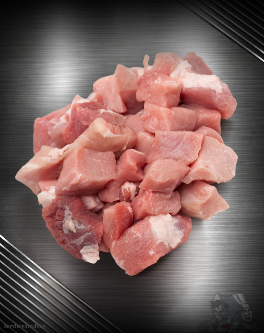 Gulasch vom regionalen Strohschwein regionale Herkunft Rohes, gleichmäßig gewürfeltes Gulasch vom regionalen Strohschwein aus Schulter und Nacken auf hellem Untergrund