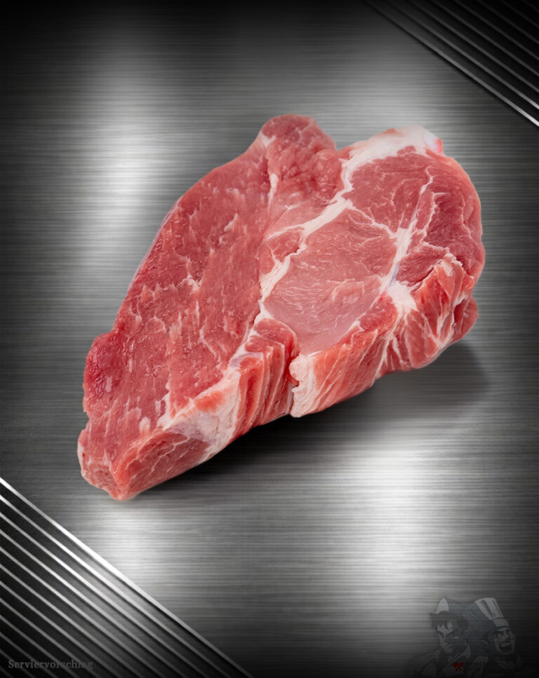 Rohes Nackensteak vom regionalen Strohschwein mit sichtbarer Marmorierung auf neutralem Hintergrund
