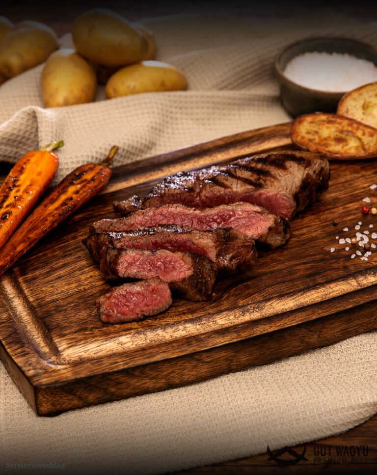 Zubereitetes Wagyu Hüftsteak aus Deutschland auf edlem rustikalem Holzbrett angerichtet