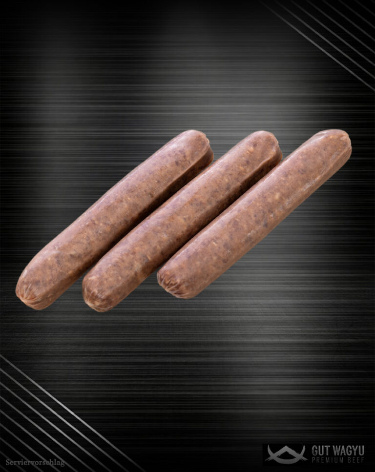 Rohe Wagyu Bratwurst aus Deutschland mit feiner Marmorierung auf metallischem Hintergrund