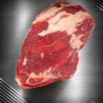 Rohes Beef Brisket Färse aus Pommern mit natürlicher Fettauflage auf neutralem Hintergrund