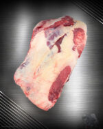 Rohes Beef Brisket Färse aus Pommern mit gleichmäßigem Fettdeckel auf hellem Hintergrund