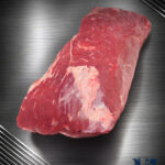 Rohes Michalski Beef Brisket von der Weidefärse mit gleichmäßigem Fettdeckel auf dunklem Hintergrund