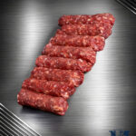 Michalski Chevapschichi vom Landschwein roh auf dunklem Untergrund