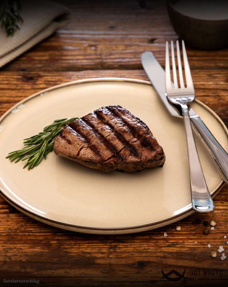 Angebratenes Wagyu Filet aus Deutschland mit feiner Kruste auf elegantem Teller angerichtet