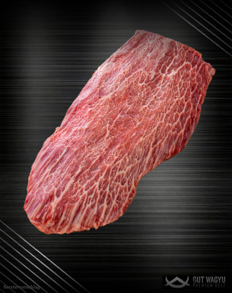 Rohes Wagyu Flanksteak aus Deutschland mit feiner Marmorierung auf edlem Hintergrund