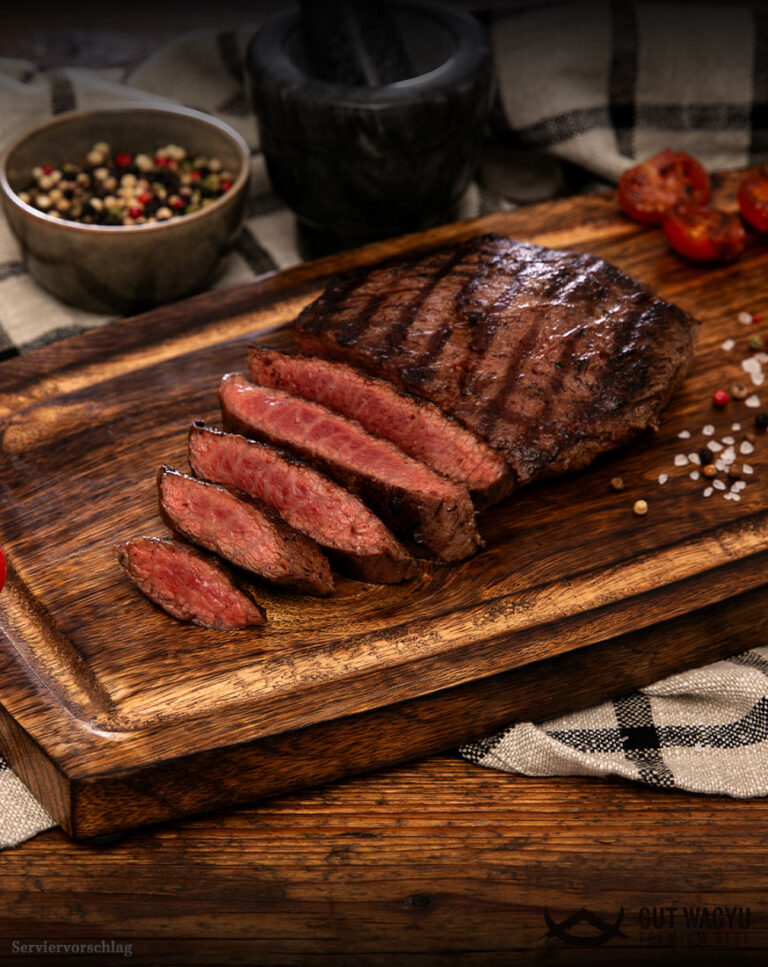 Wagyu Flanksteak aus Deutschland angeschnitten auf rustikalem Holzbrett