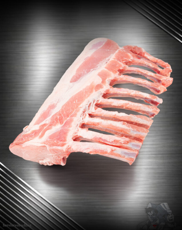 Rohes Schweinekarree vom regionalen Strohschwein am Knochen auf neutralem Hintergrund