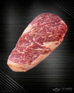 Rohes Wagyu Rumpsteak aus Deutschland mit feiner Marmorierung auf edlem Hintergrund