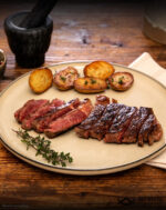 Wagyu Roastbeef aus Deutschland, rosa gegart und auf dem Teller angerichtet