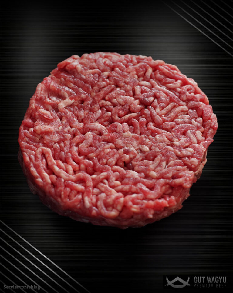 Rohe Wagyu Haché Burger Patties mit feiner Marmorierung auf edlem Hintergrund